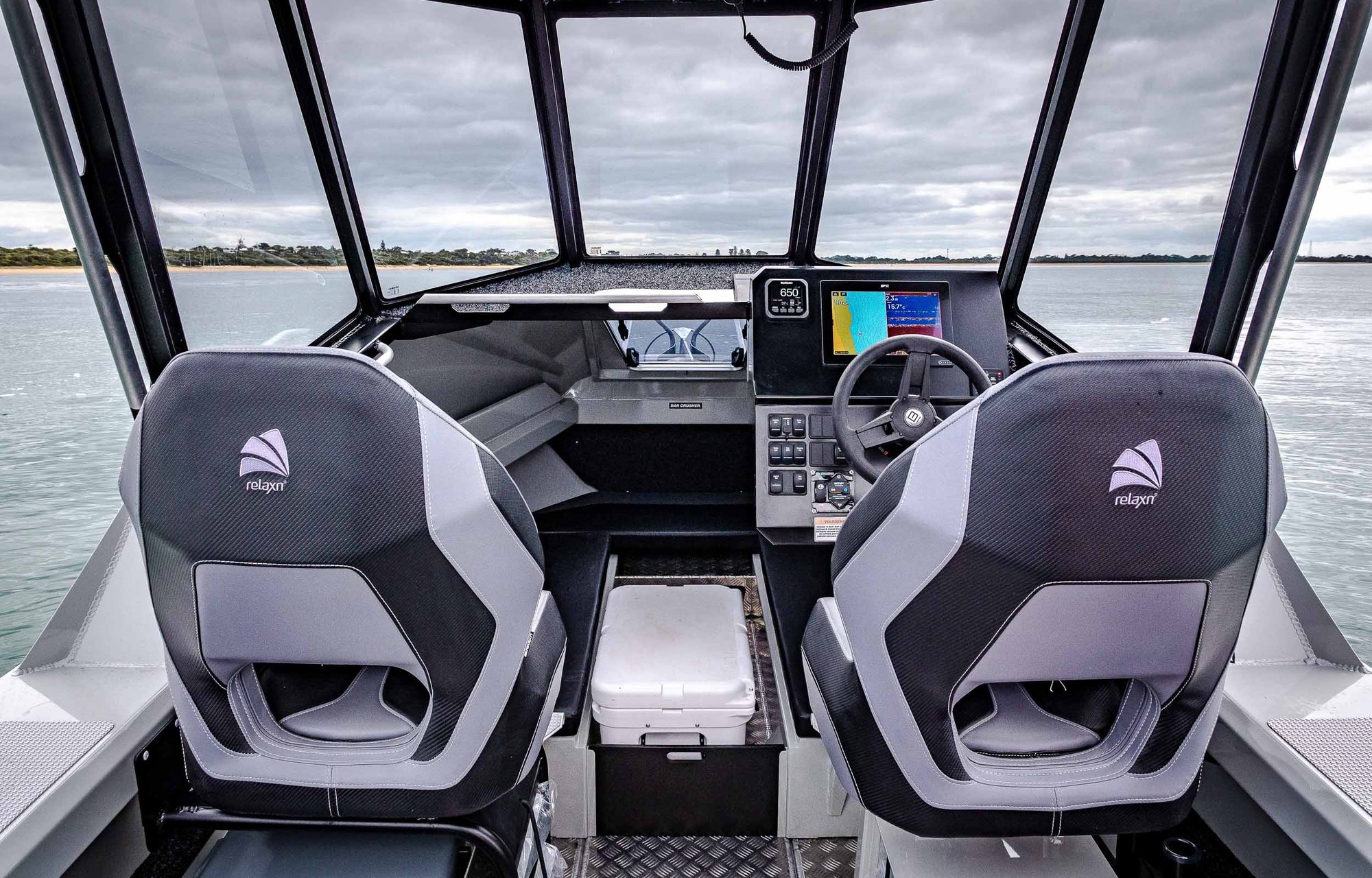 Bar Crusher 615HT helm and cabin