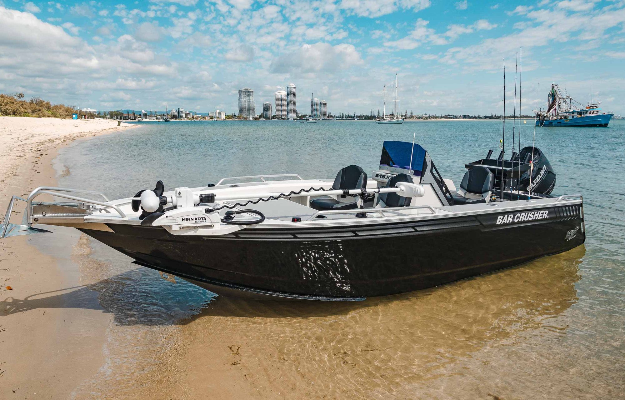 Bar Crusher 615XSR rear centre console fishing boat