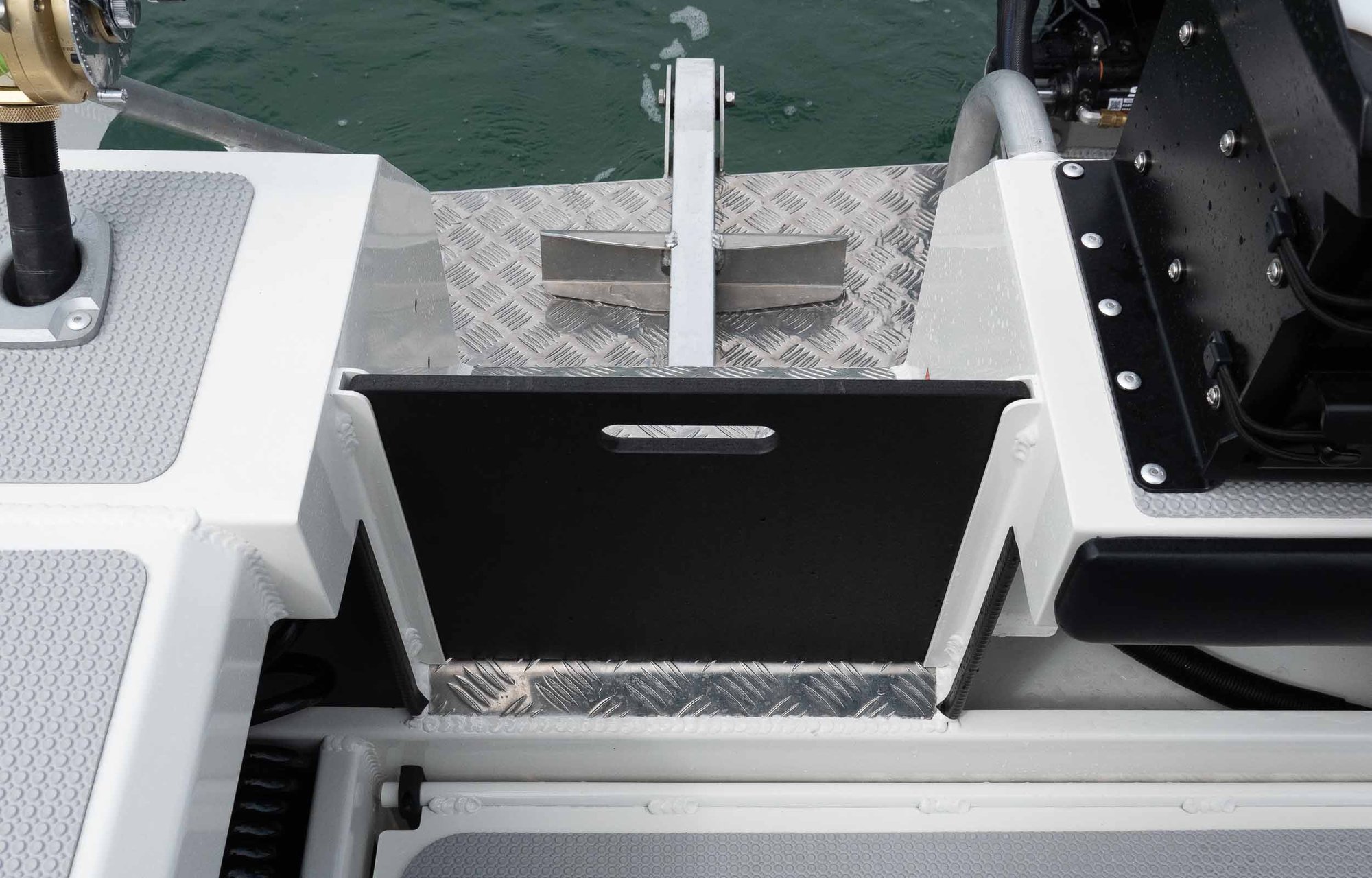 Bar Crusher 670HT transom step-through